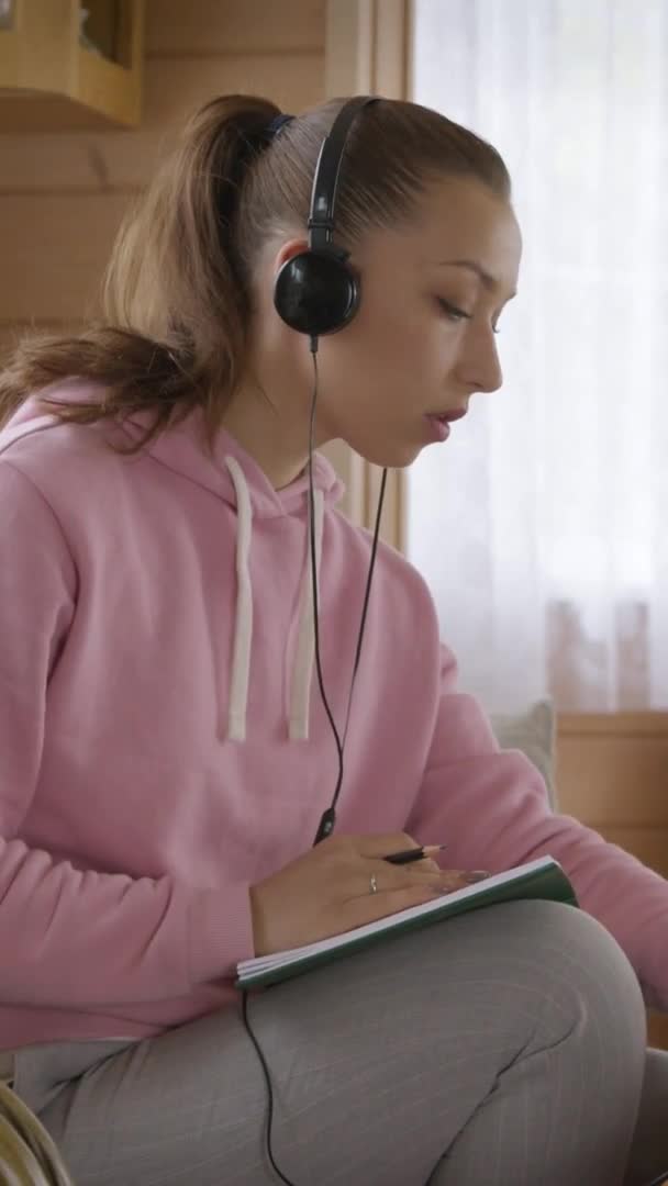 Dikey çekim kızı, karantina sırasında evde dizüstü bilgisayarla eğitim kursu alıyor. — Stok video