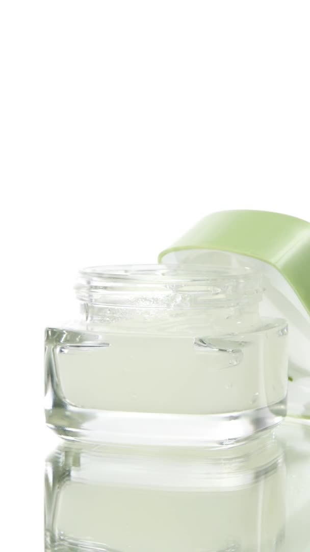 Vertikale Video Hautpflege Kosmetikglas mit feuchtigkeitsspendender Creme auf weißem Hintergrund — Stockvideo