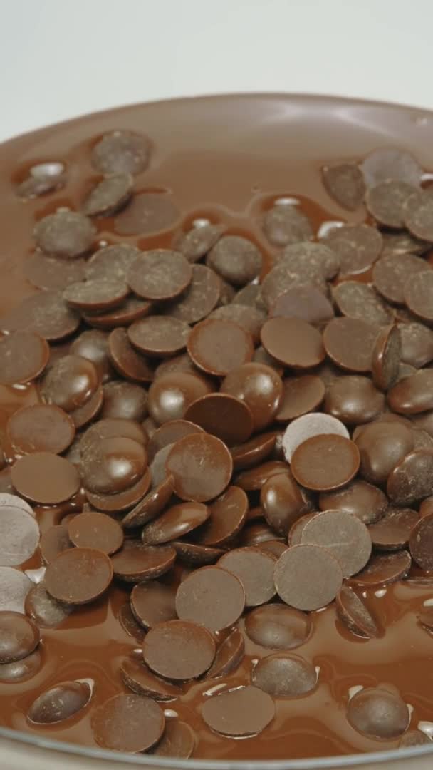 Verticale shot Close-up smelten natuurlijke organische pure of melkchocolade, zoom in zelfgemaakte snoepjes — Stockvideo