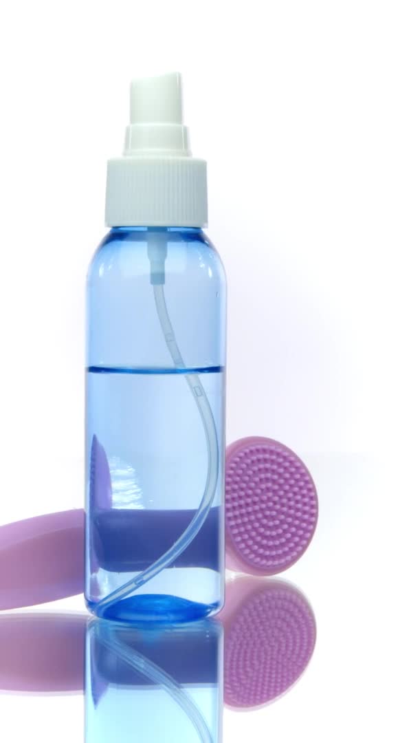 Video verticale Strumenti per la cura della pelle per la pulizia quotidiana del viso - Spray viso, spazzola rotante — Video Stock
