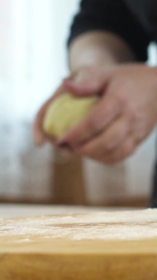 Vertikální záběr zblízka samice pečivo vařit syrové těsto s válečkem pro domácí pečený chléb — Stock video