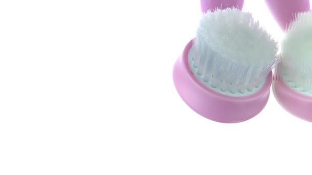 Vídeo vertical escova de cabelo cerda macia com massageador de silicone 360 girando na mesa de vidro — Vídeo de Stock