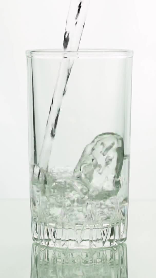 Vídeo vertical Agua cristalina vertiendo en el vidrio — Vídeo de stock