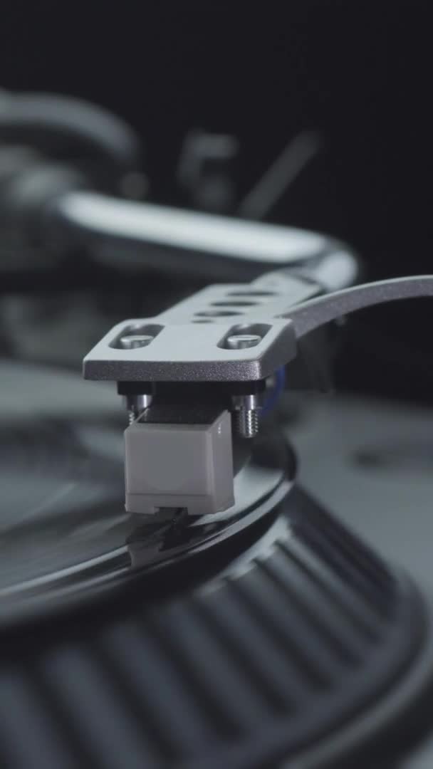 Vídeo vertical Pulsando play y encendiendo el tocadiscos con vinilo negro — Vídeos de Stock