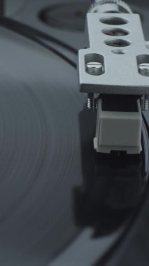 Dikey video Siyah vinil plaklı çalışan turntable oynatıcı