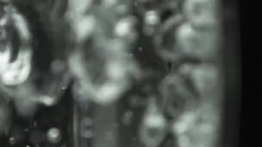 Cam duvarları şeffaf su kaynayan çaydanlıkta dikey video. Paslanmaz kıç. Makro çekim