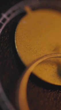 Dikey video Sıcak ışıkta çalışan eski saat makro çekim