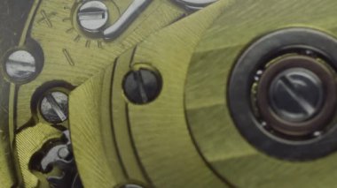 Dikey video Mekanik kol saati altın mekanizması çalışıyor