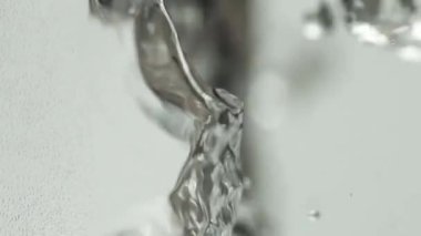 Şeffaf duvarları olan dikey elektrikli su ısıtıcısı. Kaynar su. Yakın plan. Kabarcıklar