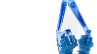 Dikey video mavi plastik yüz masajcısı cam 360 'a yansıtılıyor.