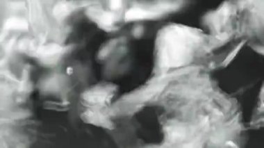 Şeffaf cam duvarları ve su kaynayan elektrikli bir çaydanlıkta dikey video. Kabarcıklar yakın plan