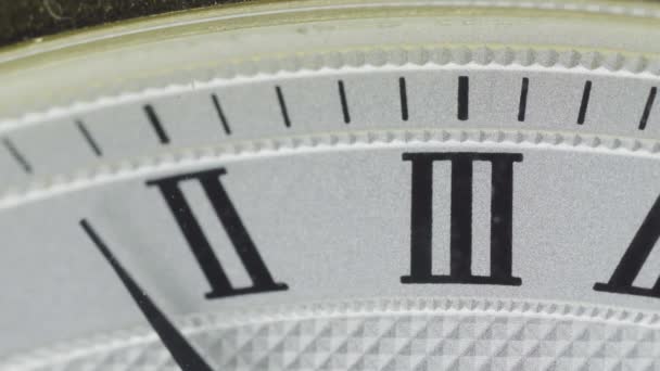 Vertical video Mecánica reloj de pulsera de oro timelapse contar minutos — Vídeo de stock