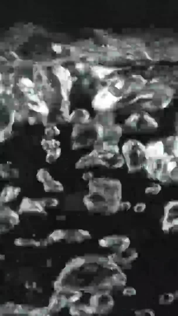 Vídeo vertical En un hervidor de agua con paredes de vidrio transparente, hierve el agua. Macro Shot — Vídeos de Stock