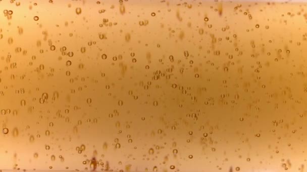 Verticale video transparante gel met luchtbellen in glazen fles draaien 360 geïsoleerd op wit — Stockvideo