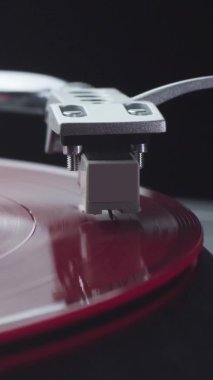 Dikey video Oynat ve kırmızı vinil ile vintage vintable oynatıcıyı aç