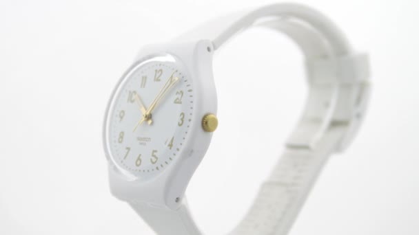 Londres, Reino Unido, 01.11.2020 Swatch relógio de plástico branco girando em stand — Vídeo de Stock