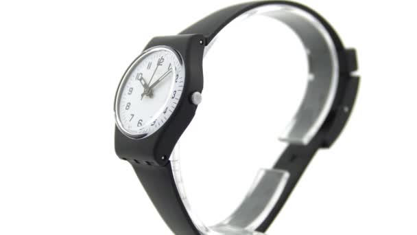 Londyn, UK, 01.11.2020 Zegarek Swatch czarny z tworzywa sztucznego obracający się na podstawce — Wideo stockowe