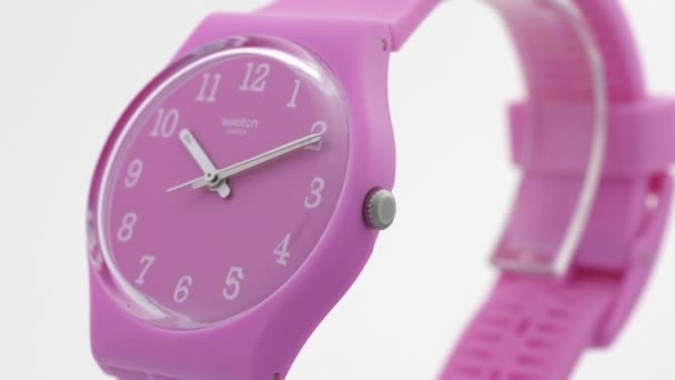 London, Großbritannien, 01.11.2020 Swatch trendige Kunststoffuhr rotiert auf Stativ — Stockvideo