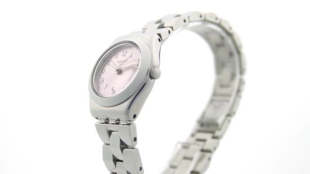 Londres, Royaume-Uni, 01.11.2020 Swatch boîtier en métal montre tournant sur pied — Video