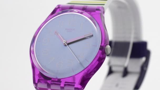 Londen, Groot-Brittannië, 01.11.2020 Swatch kleurrijk plastic horloge draaiend op standaard — Stockvideo
