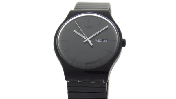 Londres, Reino Unido, 01.11.2020 Swatch relógio de plástico preto ticking isolado — Vídeo de Stock