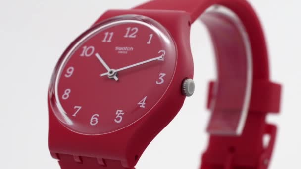 Londen, Groot-Brittannië, 01.11.2020 Swatch mode-uurwerk van kunststof draaiend op standaard — Stockvideo
