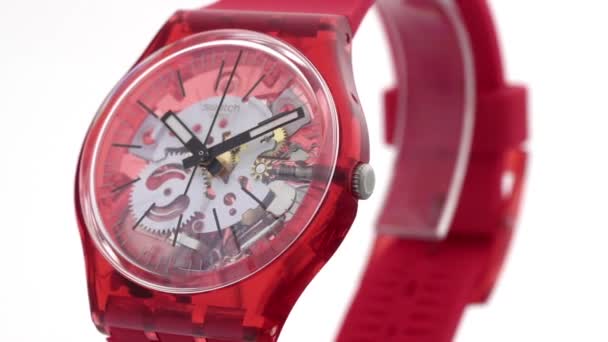 New York, USA, 01.11.2020 Swatch färgglada plast klocka roterande på stativ — Stockvideo