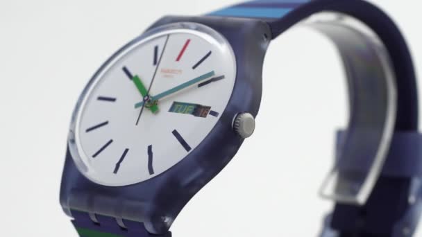 New York, US, 01.11.2020 Swatch bunte Kunststoffuhr rotiert auf Stativ — Stockvideo