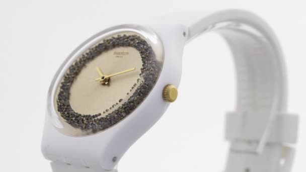 New York, USA, 01.11.2020 Swatch mode plast klocka roterar på stativ — Stockvideo