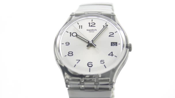 Londýn, Velká Británie, 01.11.2020 Swatch módní plastové hodinky tikající izolované