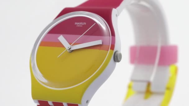 Londýn, Velká Británie, 01.11.2020 Swatch trendy plastové hodinky rotující na stojanu — Stock video