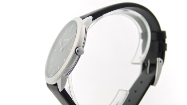 Londres, Reino Unido, 01.11.2020: Calvin Klein unisex fashion watch rotating on stand — Vídeos de Stock