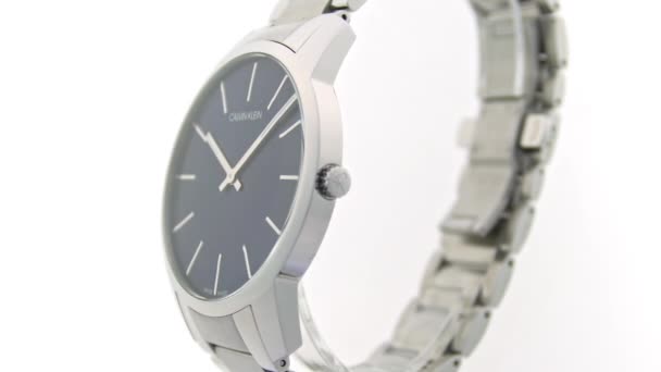 Londres, Reino Unido, 01.11.2020: Calvin Klein unisex fashion watch rotating on stand — Vídeo de stock