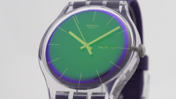 New York, US, 01.11.2020 Swatch trendy plastic horloge tikt geïsoleerd — Stockvideo