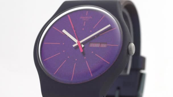 Νέα Υόρκη, ΗΠΑ, 01.11.2020 Swatch πολύχρωμο πλαστικό ρολόι χτυπάει απομονωμένο — Αρχείο Βίντεο