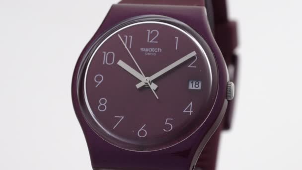 New York, US, 01.11.2020 Swatch trendy plastic horloge tikt geïsoleerd — Stockvideo