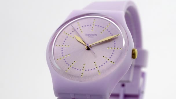 New York, États-Unis, 01.11.2020 Swatch blanc montre en plastique ticking isolé — Video