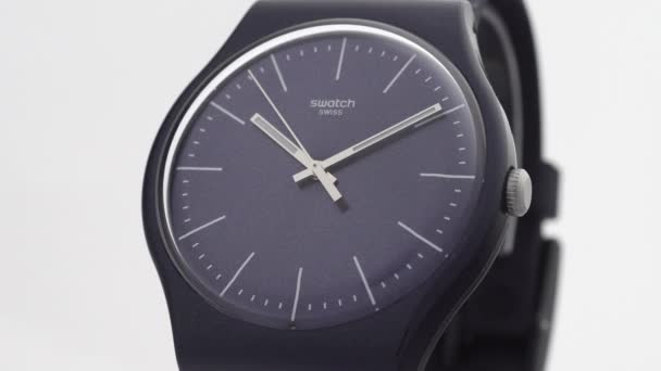 Nova Iorque, EUA, 01.11.2020 Relógio plástico moderno Swatch ticking isolado — Vídeo de Stock