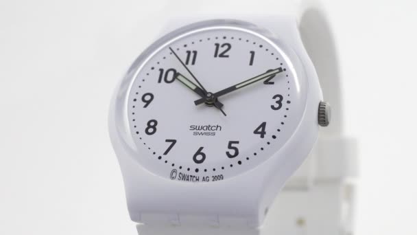 Londen, Groot-Brittannië, 01.11.2020 Swatch trendy plastic horloge tikt geïsoleerd — Stockvideo