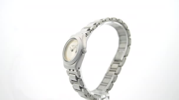Paryż, Francja, 01.11.2020 Zegarki Swatch metalowe obracające się na stojaku — Wideo stockowe