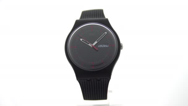 Nueva York, EE.UU., 01.11.2020 Swatch colorido reloj de plástico tictac aislado — Vídeo de stock
