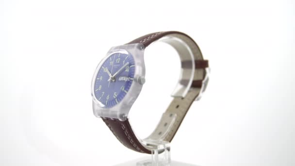 Parijs, Frankrijk, 01.11.2020 Swatch kleurrijk plastic horloge draaiend op standaard — Stockvideo