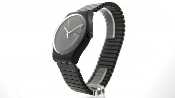 New York, USA, 01.11.2020 Swatch trendiga plast klocka roterar på stativ — Stockvideo