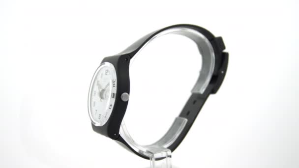 Νέα Υόρκη, ΗΠΑ, 01.11.2020 Swatch πολύχρωμο πλαστικό ρολόι περιστρεφόμενο στο περίπτερο — Αρχείο Βίντεο