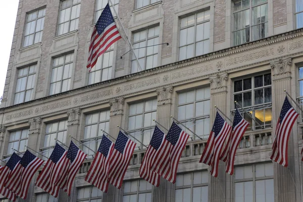 New York City, NY, USA 2.09.2020 - Viele amerikanische Flaggen auf der Saks Fifth Avenue — Stockfoto