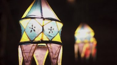 Renkli Sri Lanka Vesak fenerleri kara gecelerde rüzgarda sallanıyor