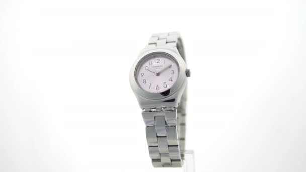 Paryż, Francja, 01.11.2020 Swatch metal case watch ticking isolated — Wideo stockowe