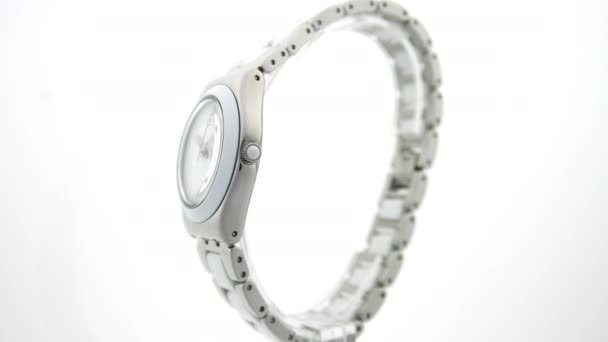 Parijs, Frankrijk, 01.11.2020 Swatch metalen horloge draaiend op standaard — Stockvideo