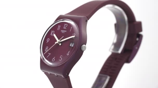 Biel, Suíça, 1.11.2020 Swatch relógio de plástico colorido girando em stand — Vídeo de Stock