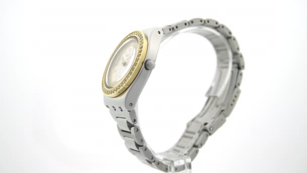 París, Francia, 01.11.2020 Reloj de caja de metal Swatch girando en el stand — Vídeos de Stock